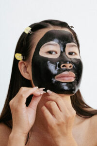 preparacion-piel-mascarilla-negra-maquillaje-profesional-editorial