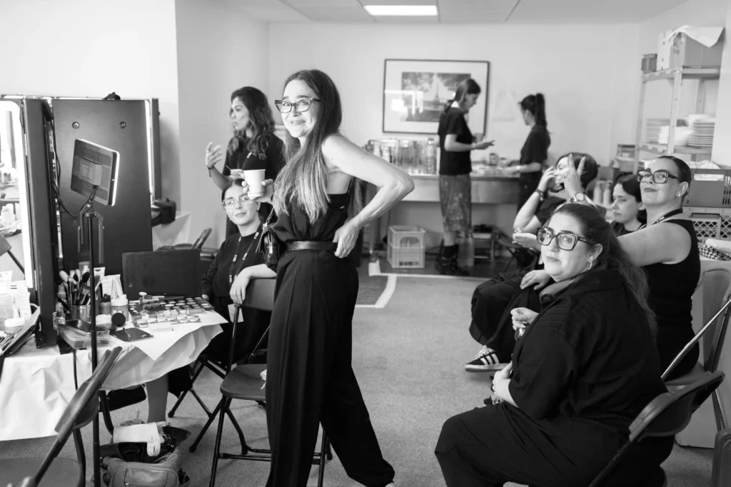 Almudena Persa en Backstage de desfile internacional Kin La Belle de LAD 1er Assistant Maria José Rodríguez con productos Embryolisse Almudena Persa en Backstage de desfile internacional Kin La Belle de LAD 1er Assistant Maria José Rodríguez con productos Embryolisse