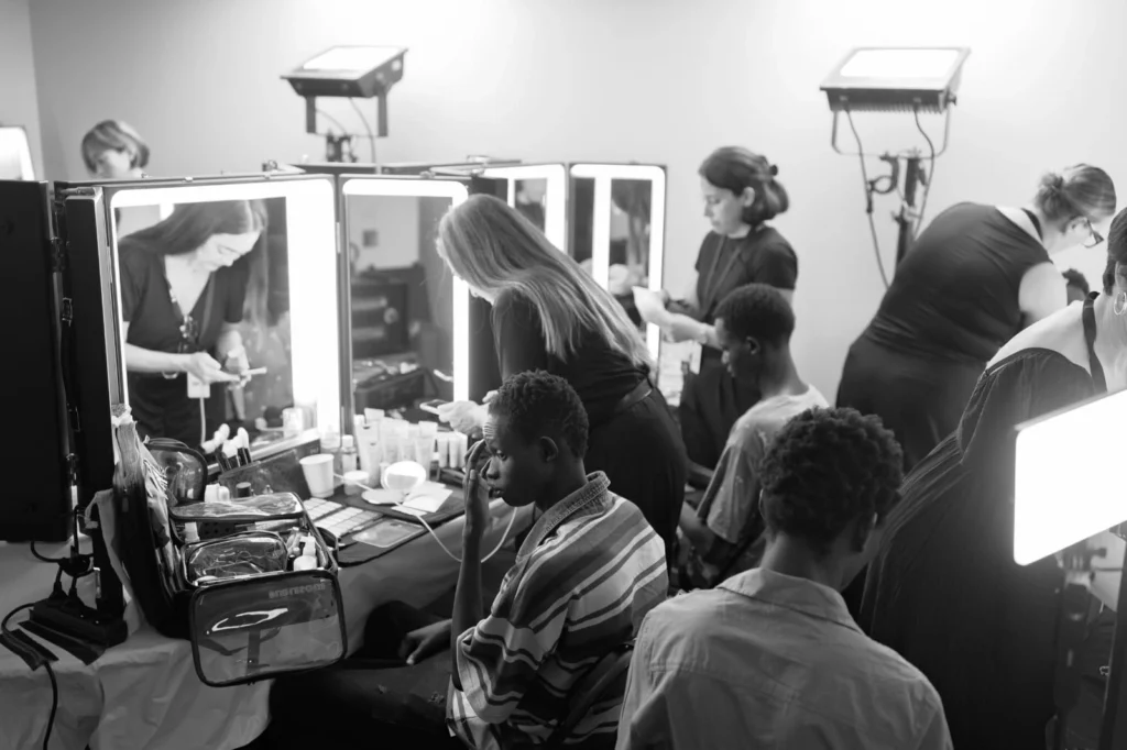 Backstage Puesto de maquillaje de Almudena Persa en los desfiles oficiales de Paris Fashion Week Menswear Backstage Puesto de maquillaje de Almudena Persa en los desfiles oficiales de Paris Fashion Week Menswear