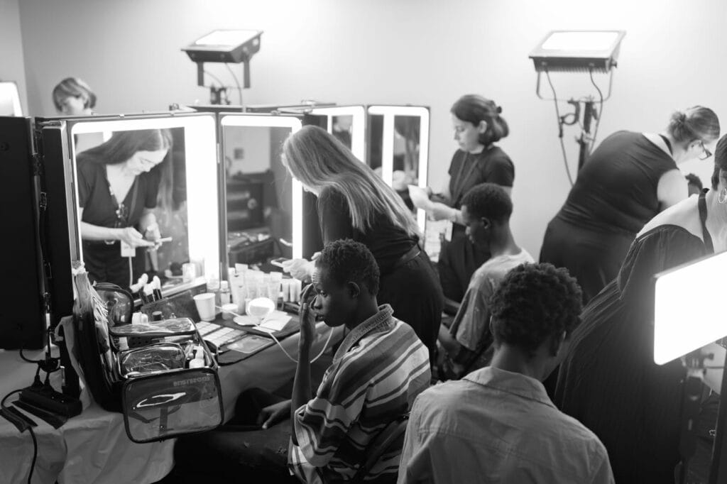 Almudena Persa aplicando base de maquillaje luxury skin en backstage de Paris Fashion Week