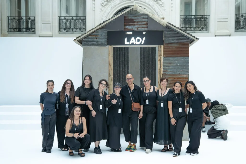 Equipo de maquillaje profesional y Key Makeup Artist Junior Queiros Backstage desfile internacional Kin La Belle de LAD en Paris Fashion Week Equipo de maquillaje profesional y Key Makeup Artist Junior Queiros Backstage desfile internacional Kin La Belle de LAD en Paris Fashion Week