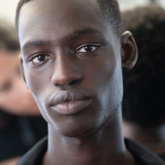 Detalle de maquillaje beauty editorial para el modelo Fadel Lo en Paris Fashion Week SS27