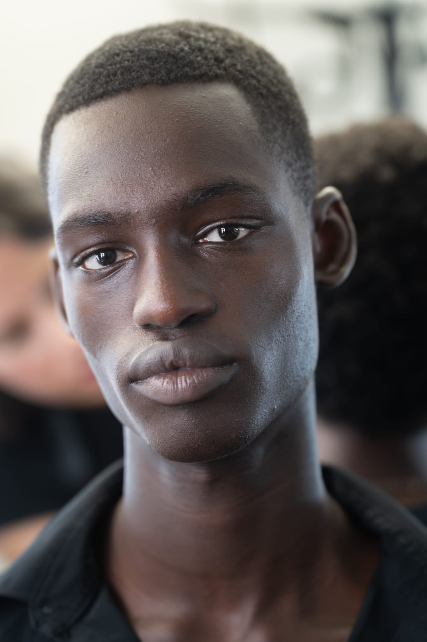 Detalle de maquillaje beauty editorial para el modelo Fadel Lo en Paris Fashion Week SS27