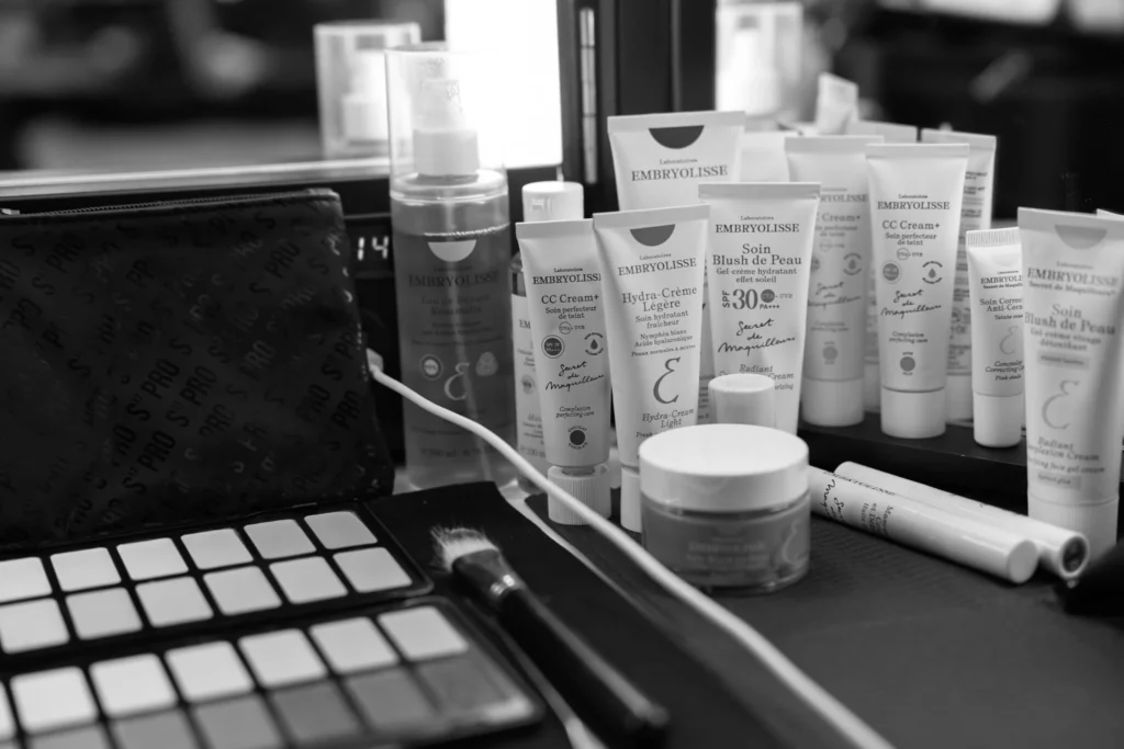 Maquillaje luxury skin con productos de maquillaje Embryolisse en backstage de Paris Fashion Week Maquillaje luxury skin con productos de maquillaje Embryolisse en backstage de Paris Fashion Week