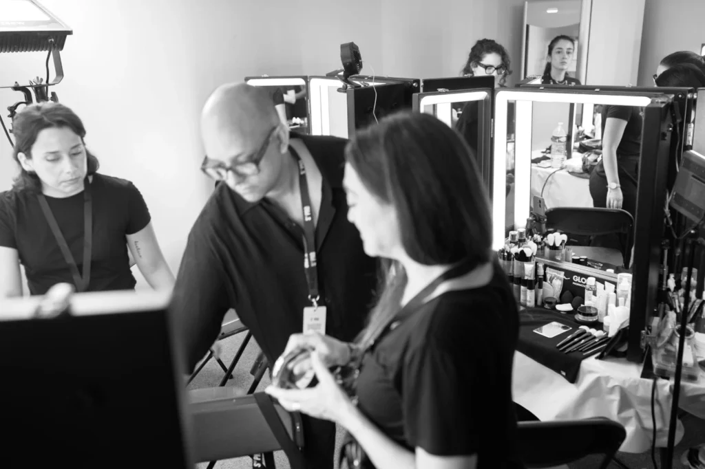 Puesto de maquillaje de Almudena Persa en los desfiles oficiales de Paris Fashion Week Menswear y Key Makeup Artist Junior Queiros Puesto de maquillaje de Almudena Persa en los desfiles oficiales de Paris Fashion Week Menswear y Key Makeup Artist Junior Queiros