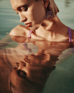 Maquillaje beauty editorial piel radiante campaña Meme Road Lanzarote Almudena Persa.